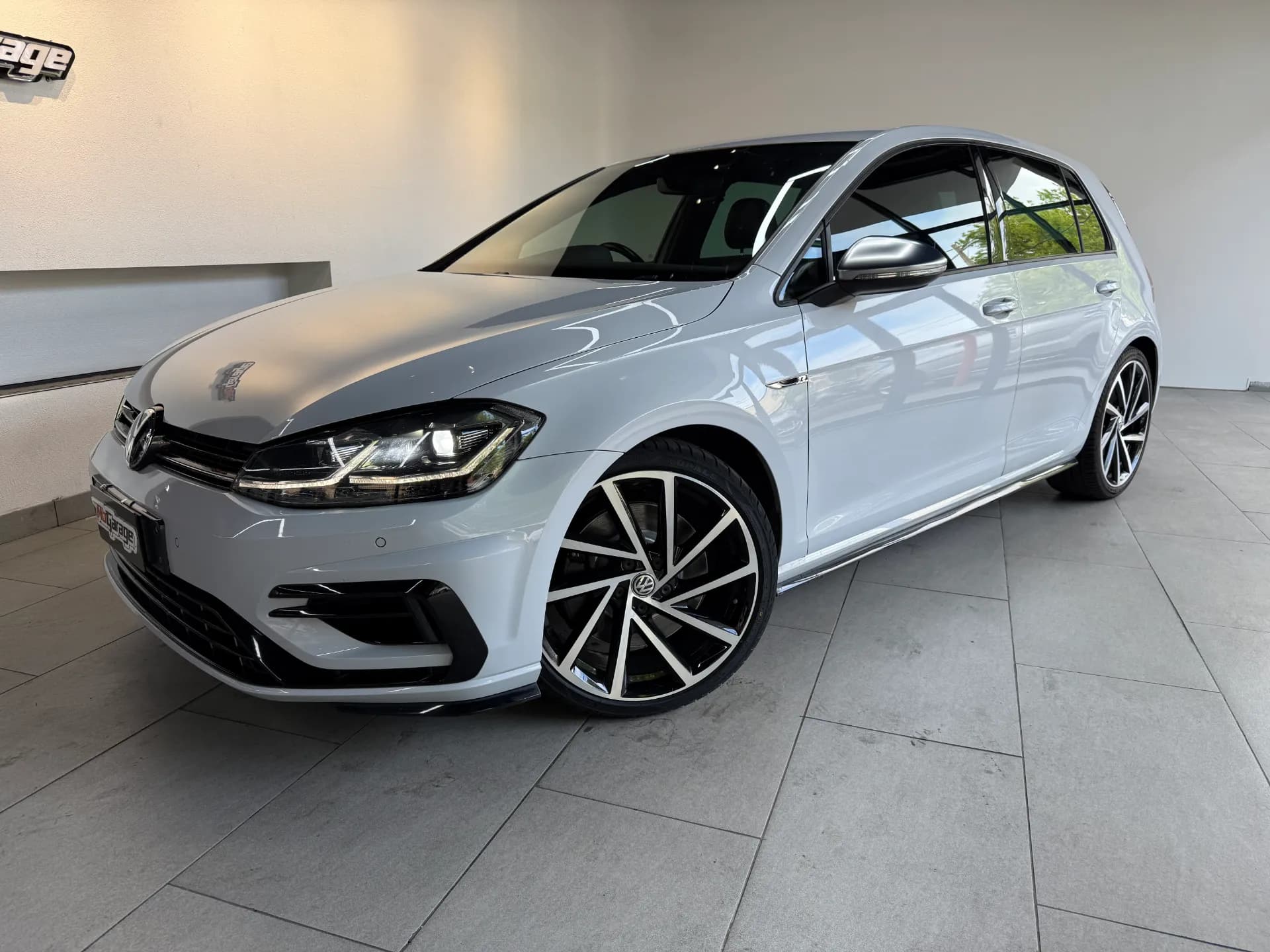 2017 Volkswagen Golf R 2