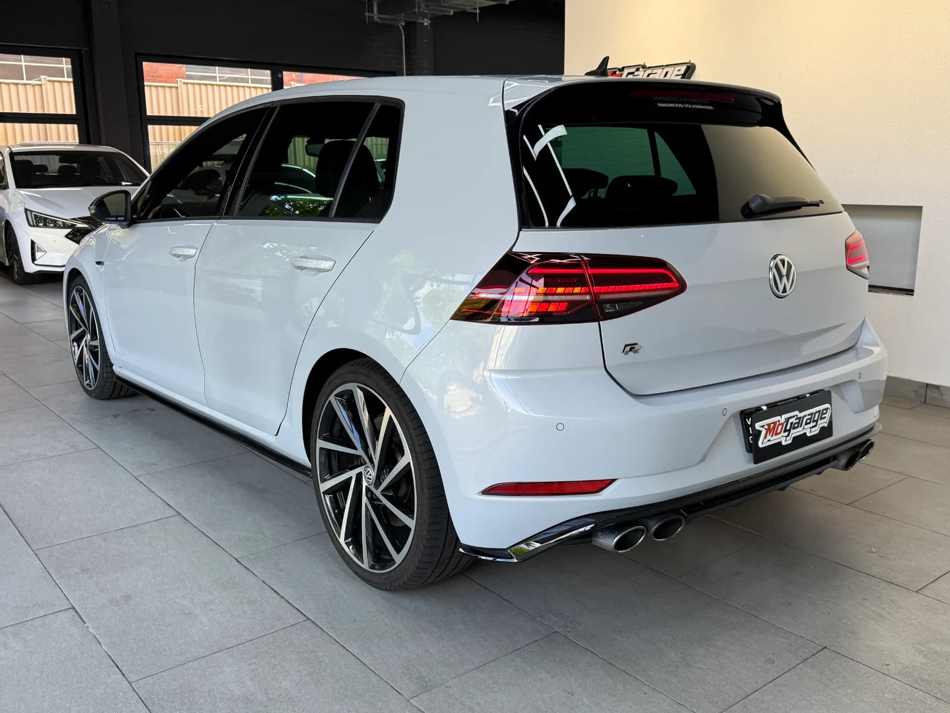 2017 Volkswagen Golf R 4