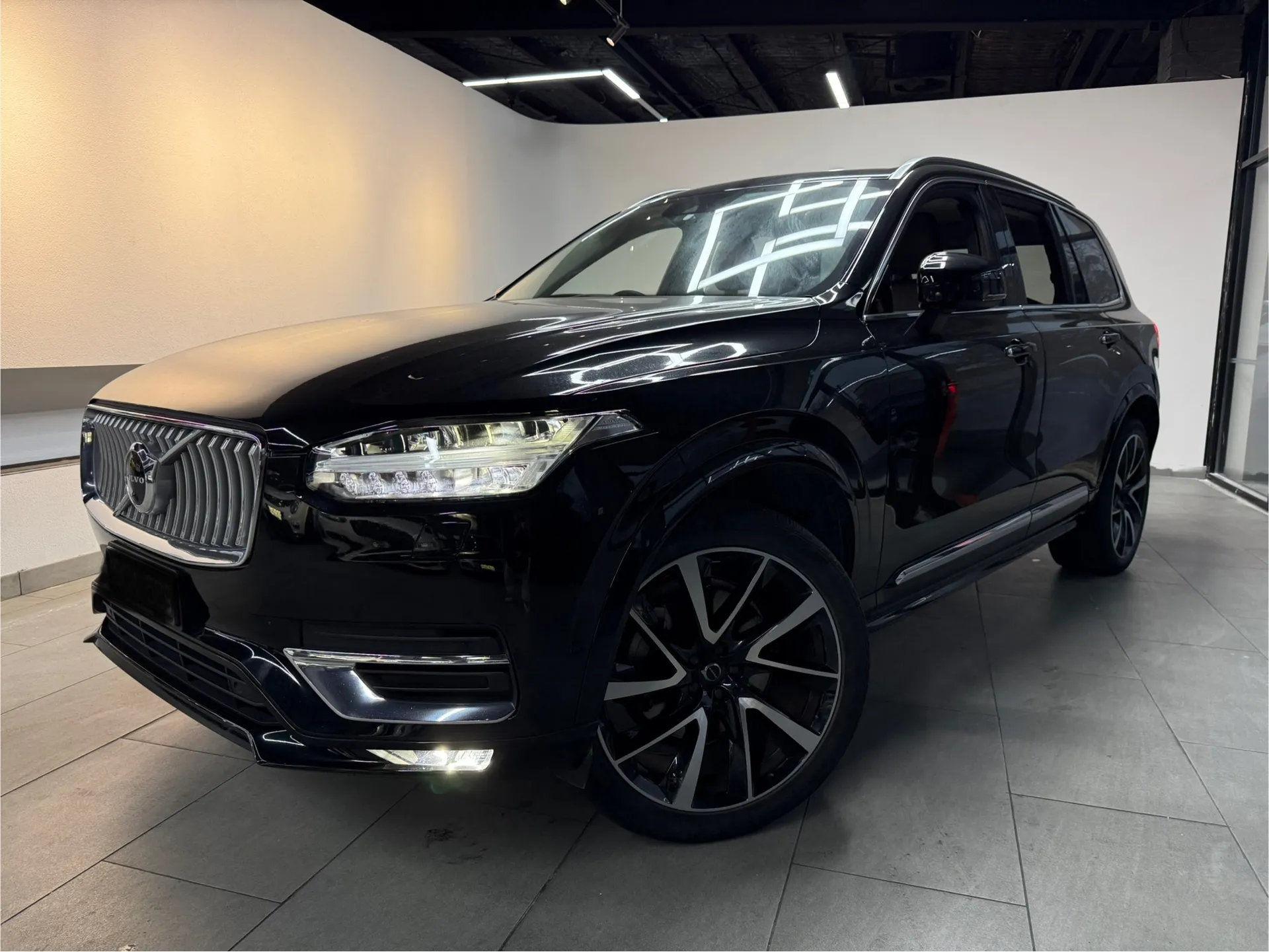 Scandinavian Luxury Meets Seven-Seat Family Practicality 1
