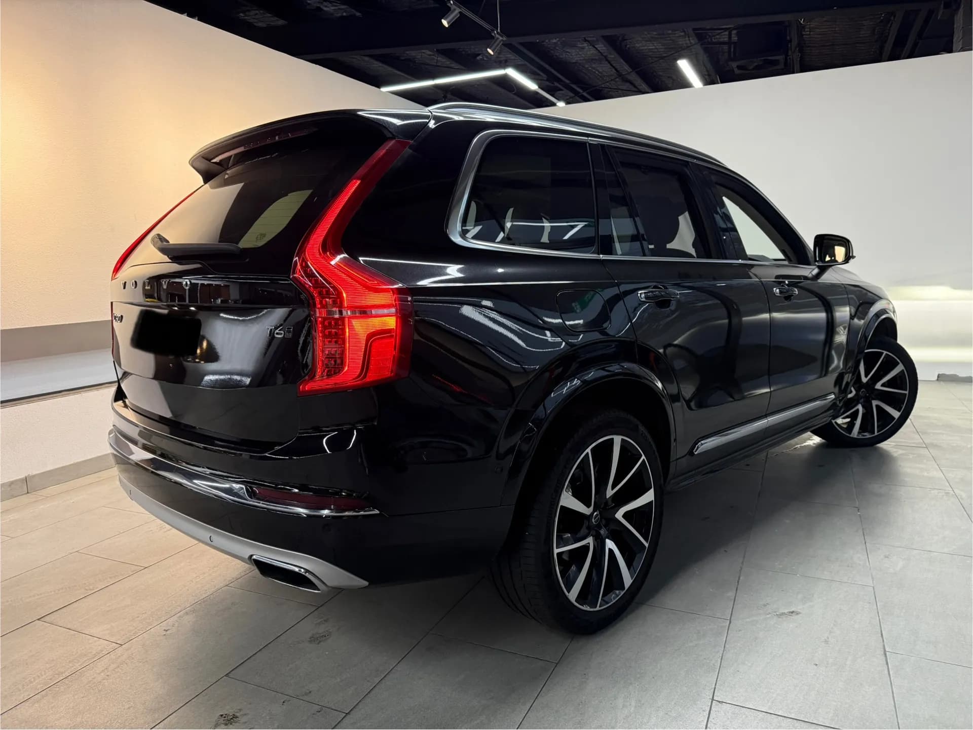 Scandinavian Luxury Meets Seven-Seat Family Practicality 3